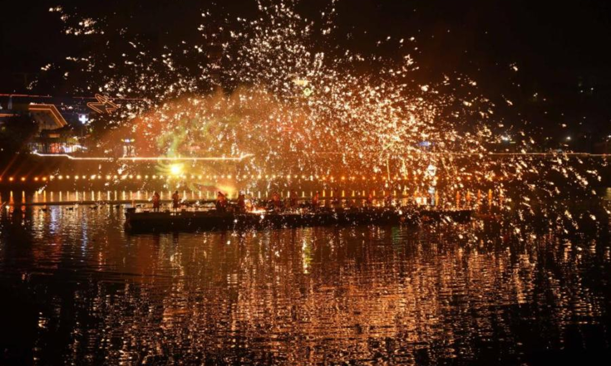 The iron water splashing performance lights up the sky of the Happy Valley amusement park in southwest China's Chongqing on Wednesday evening. Photo: China News Service