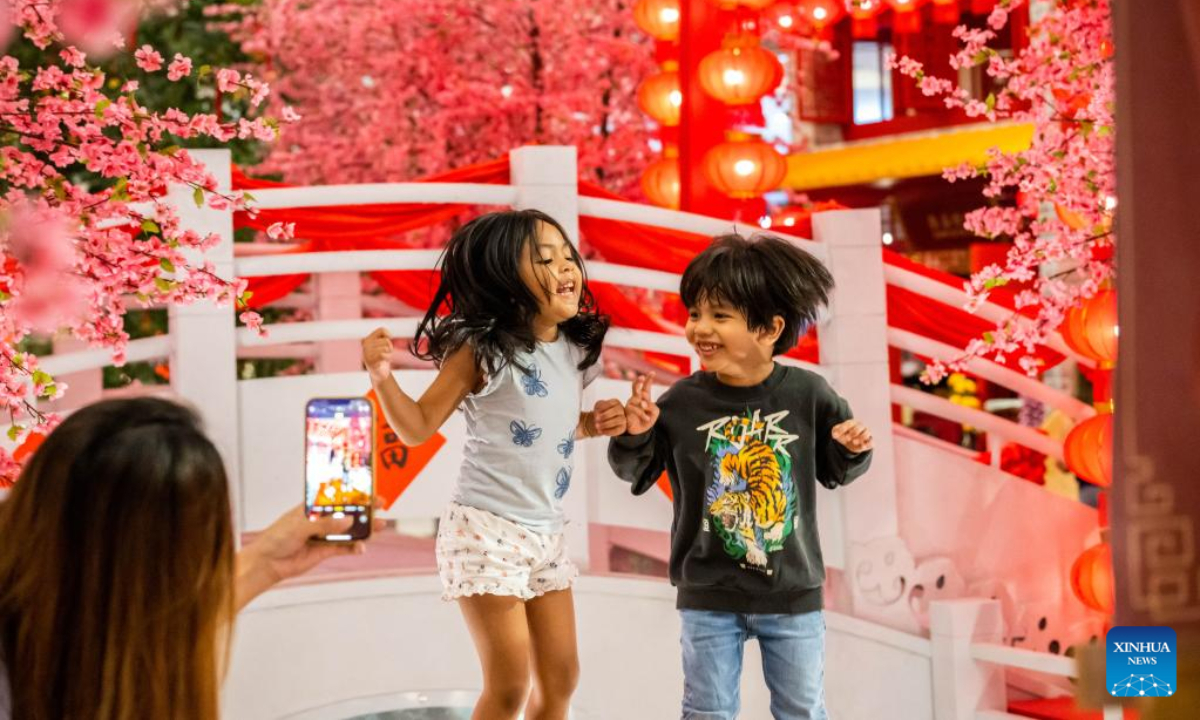 Children pose for photos with decorations for the Chinese Lunar New Year at a shopping mall in Kuala Lumpur, Malaysia, Jan 18, 2023. Photo:Xinhua