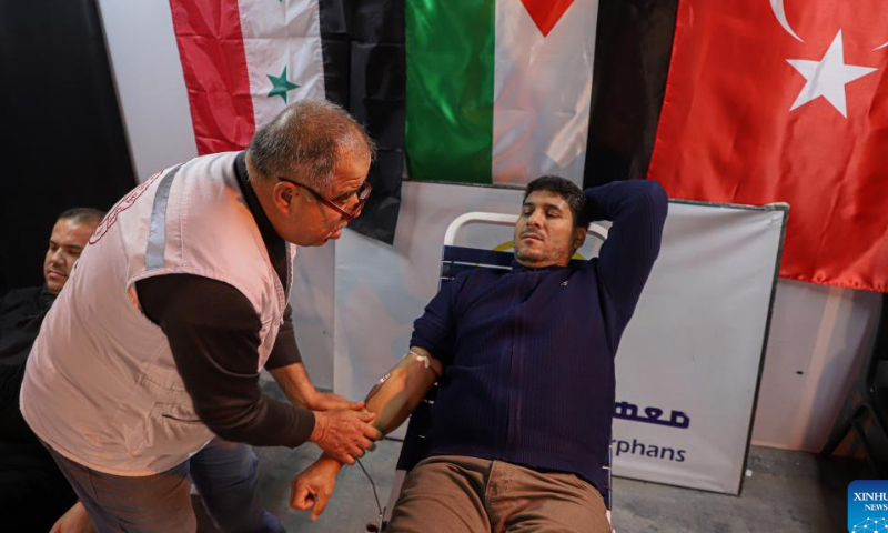 A Palestinian donates blood to help those who were injured in earthquakes in Türkiye and Syria, in Gaza City, Feb. 12, 2023. Photo: Xinhua