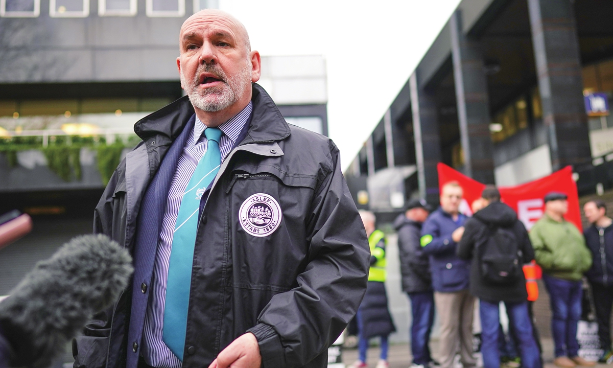 ASLEF General Secretary Mick Whelan talks to the media on January 5, 2023, while joining ASLEF members on the picket line at Euston station in London during a strike by the ASLEF union in a long-running dispute over jobs and pensions. Photo: VCG   