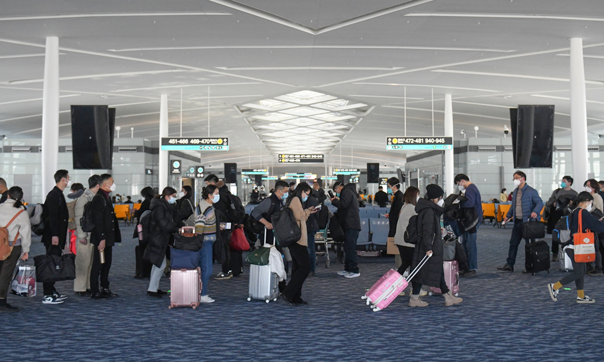 Passengers line up for boarding at the Xiaoshan International Airport in Hangzhou, East China's Zhejiang Province on January 8, 2023. Photo: VCG