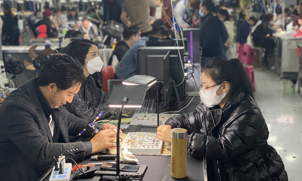 Livestreamers pack a major jade jewelry livestreaming center in Ruili on January 9, 2023. Photo: Li Qiaoyi/GT 