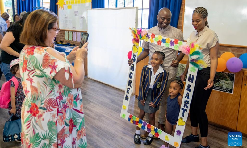 Students and their parents pose for photos on the first day of a new semester at a school in Johannesburg, South Africa, Jan. 11, 2023. Schools in Johannesburg started a new semester this week.(Photo: Xinhua)
