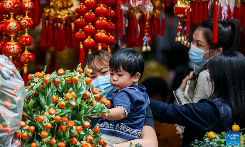 People select decorations for the upcoming lunar New Year at the Chinatown in Manila, the Philippines, Jan. 18, 2023.(Photo: Xinhua)