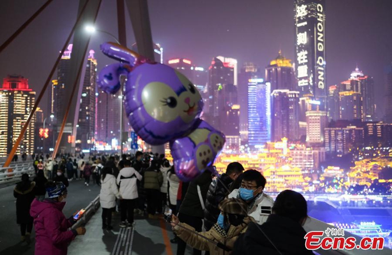 Tourists visit Hongya Cave in Chongqing at night, Jan. 26, 2023. (Photo: China News Service/He Penglei)

