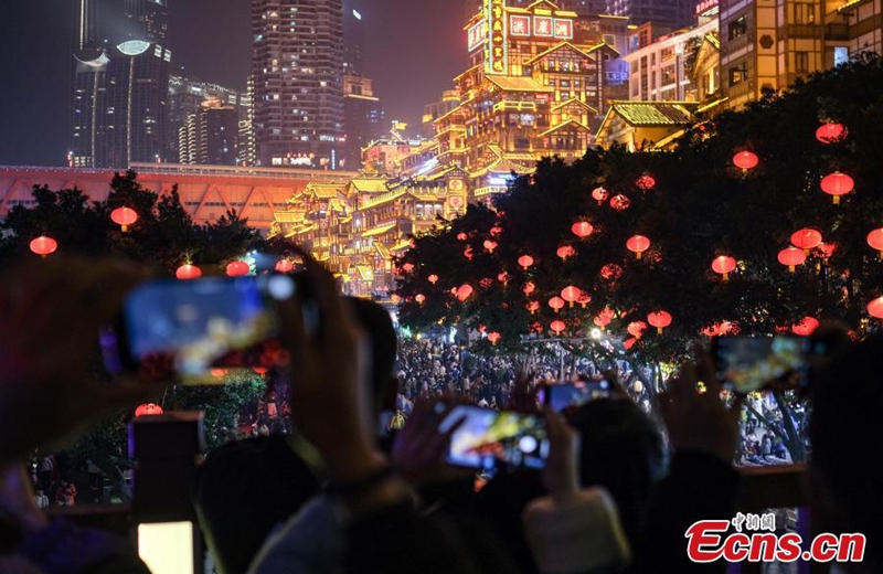 Tourists visit Hongya Cave in Chongqing at night, Jan. 26, 2023. (Photo: China News Service/He Penglei)


