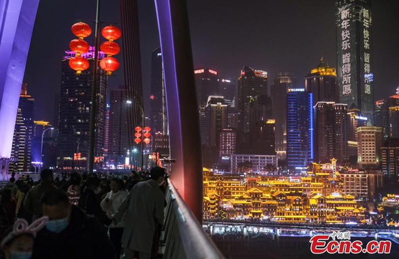 Tourists visit Hongya Cave in Chongqing at night, Jan. 26, 2023. (Photo: China News Service/He Penglei)
