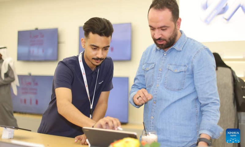 A staff member introduces a smart device to a visitor at a Huawei store in Jeddah, Saudi Arabia, on Jan. 31, 2023. Chinese tech giant Huawei on Tuesday opened a new store in Jeddah, the Red Sea port city in Saudi Arabia.(Photo: Xinhua)