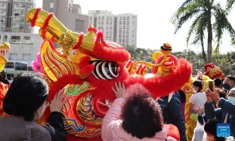 People watch dragon dance in Hong Kong, south China, on Jan. 28, 2023.(Photo: Xinhua)