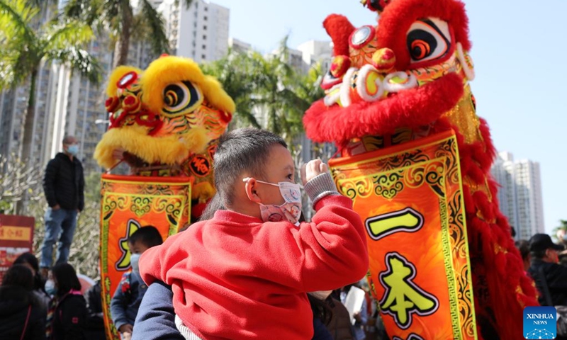 People watch dragon dance in Hong Kong, south China, on Jan. 28, 2023.(Photo: Xinhua)