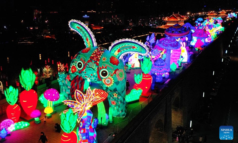 This aerial photo taken on Jan. 26, 2023 shows lanterns at the ancient city wall in Xi'an, northwest China's Shaanxi Province. Scenic spots in Xi'an are welcoming legions of tourists with colorful lights and lanterns.(Photo: Xinhua)