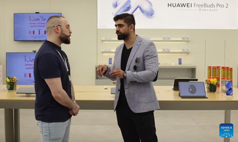 A visitor talks with a staff member at a Huawei store in Jeddah, Saudi Arabia, on Jan. 31, 2023. Chinese tech giant Huawei on Tuesday opened a new store in Jeddah, the Red Sea port city in Saudi Arabia.(Photo: Xinhua)