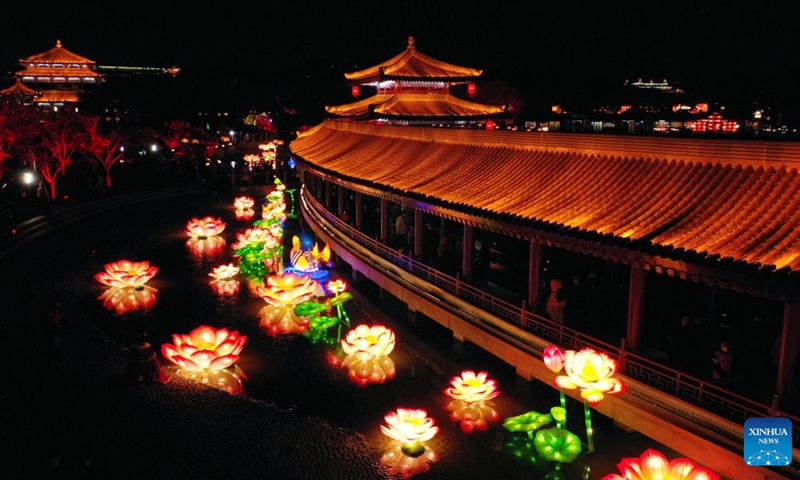 This aerial photo taken on Jan. 24, 2023 shows lanterns at the Tang Paradise in Xi'an, northwest China's Shaanxi Province. Scenic spots in Xi'an are welcoming legions of tourists with colorful lights and lanterns.(Photo: Xinhua)