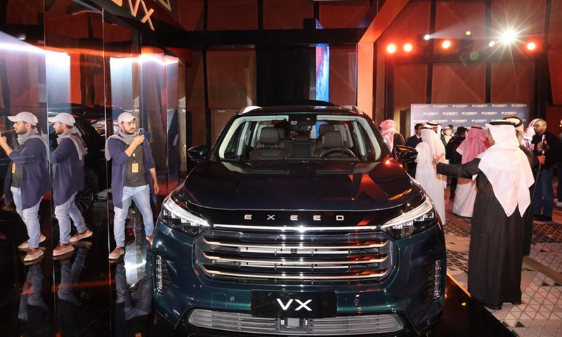 Photo taken on Jan. 28, 2023, shows visitors experiencing the EXEED cars in a showcase in Riyadh, Saudi Arabia.(Photo: Xinhua)