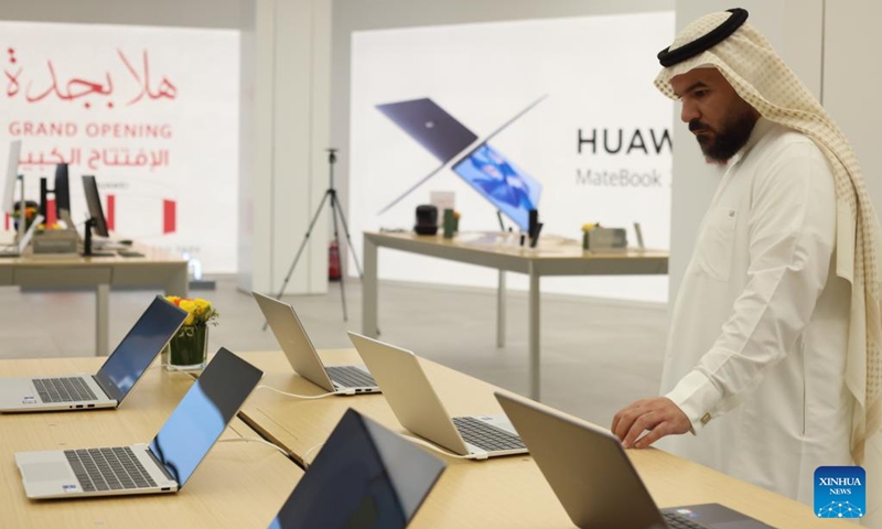 A visitor looks at a laptop at a Huawei store in Jeddah, Saudi Arabia, on Jan. 31, 2023. Chinese tech giant Huawei on Tuesday opened a new store in Jeddah, the Red Sea port city in Saudi Arabia.(Photo: Xinhua)