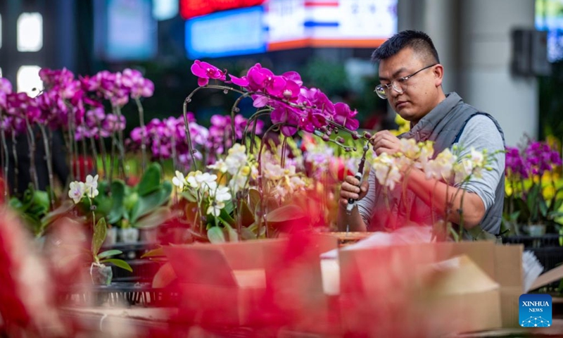 A merchant works at the Kunming Dounan Flower Market in southwest China's Yunnan Province, Jan. 31, 2023. Standing as China's largest fresh cut flower market in terms of both trade volume and export value, Dounan has become the largest fresh cut flower trading market in Asia.((Photo: Xinhua)