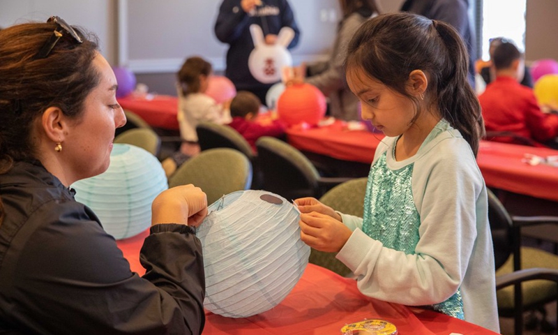 People learn to make lanterns during an event celebrating the Lantern Festival in Southlake, Texas, the United States, Feb. 4, 2023.(Photo: Xinhua)