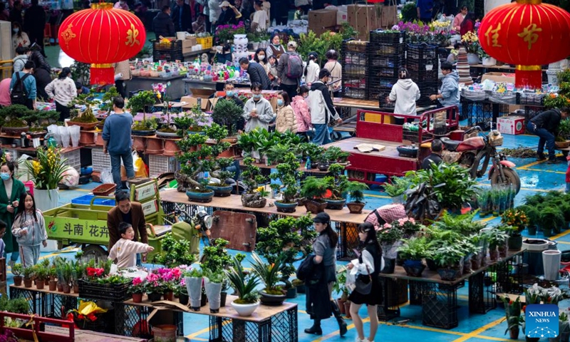 People visit the Kunming Dounan Flower Market in southwest China's Yunnan Province, Jan. 31, 2023. Standing as China's largest fresh cut flower market in terms of both trade volume and export value, Dounan has become the largest fresh cut flower trading market in Asia.((Photo: Xinhua)