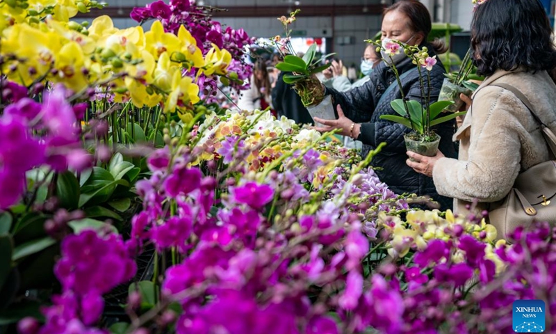 People visit the Kunming Dounan Flower Market in southwest China's Yunnan Province, Jan. 31, 2023. Standing as China's largest fresh cut flower market in terms of both trade volume and export value, Dounan has become the largest fresh cut flower trading market in Asia.((Photo: Xinhua)