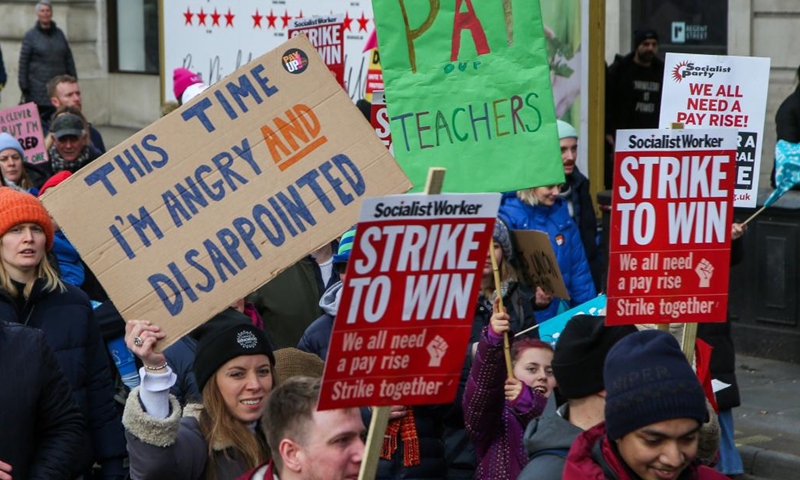 People protest in central London, Britain, on Feb. 1, 2023. Up to half a million British teachers, university staff, train drivers and civil servants went on strike on Wednesday in the largest coordinated action for years amid lengthy disputes over pay.(Photo: Xinhua)