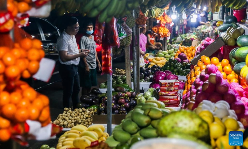 Fruits are seen at a market in Quezon City, the Philippines, Feb. 7, 2023. Inflation in the Philippines accelerated to 8.7 percent in January year-on-year, the highest monthly rate since November 2008, the Philippine Statistics Authority (PSA) said on Tuesday.(Photo: Xinhua)