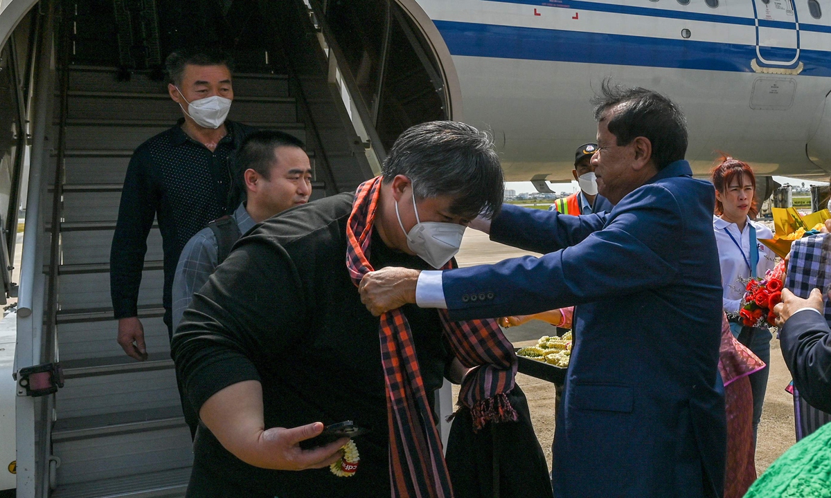 Cambodia's Tourism Minister Thong Khon offers a scarf to a Chinese tourist upon their arrival during a welcoming ceremony at Phnom Penh International Airport in Phnom Penh on February 7, 2023. The first Chinese tour groups returned to Cambodia on February 7, bringing hope to the country's much-needed tourism industry following the pandemic. Photo: VCG