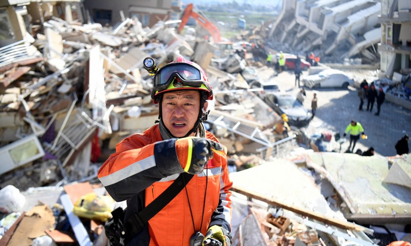 A member of the China Search and Rescue Team carries out rescue operation in Antakya in the southern province of Hatay, Türkiye, on Feb. 9, 2023.(Photo: Xinhua)