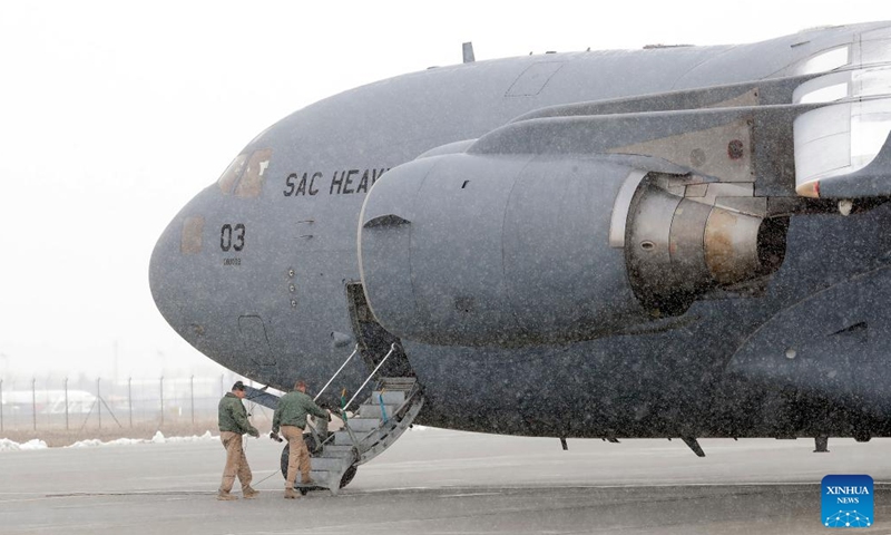 People board a C-17 Globemaster III aircraft for Türkiye at a military airport in Otopeni, near Bucharest, Romania, on Feb. 8, 2023. Three Romanian military aircraft and one C-17 Globemaster III based in Hungary departed for Türkiye carrying rescuers and equipment to provide assistance for the earthquake-stricken country, according to the Romanian National Defense Ministry.(Photo: Xinhua)