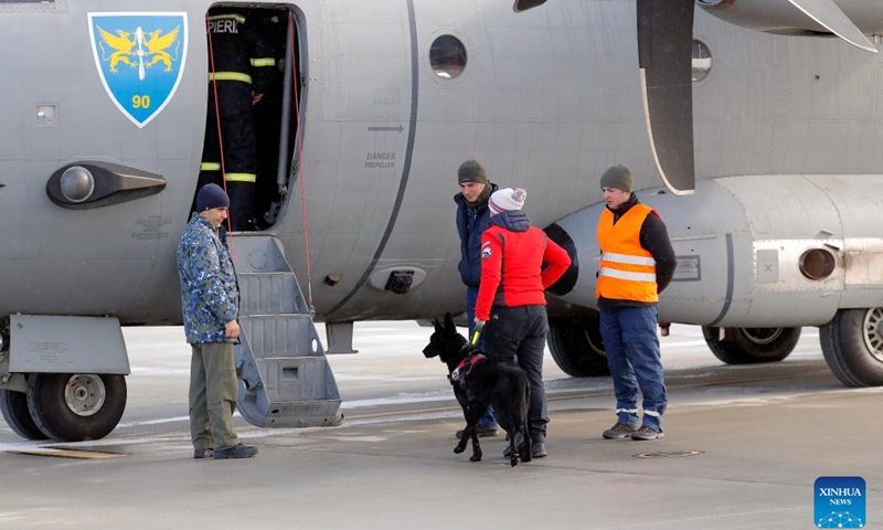 People board an aircraft for Türkiye at a military airport in Otopeni, near Bucharest, Romania, on Feb. 8, 2023. Three Romanian military aircraft and one C-17 Globemaster III based in Hungary departed for Türkiye carrying rescuers and equipment to provide assistance for the earthquake-stricken country, according to the Romanian National Defense Ministry.(Photo: Xinhua)