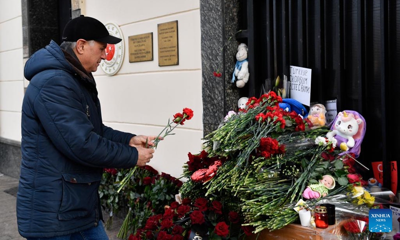 A man offers flowers in commemoration of victims of recent earthquakes in Türkiye at the Turkish Embassy in Moscow, Russia, on Feb. 8, 2023.(Photo: Xinhua)