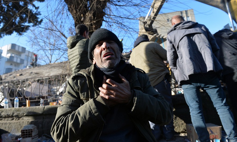 A man in grief while rescuers search for survivors among the debris of a building destroyed in the earthquake in Adiyaman Province, Türkiye, Feb. 9, 2023.(Photo: Xinhua)