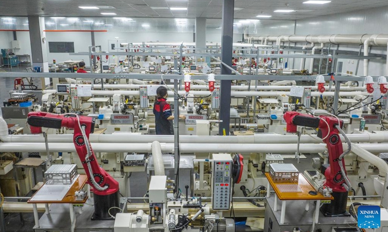 This aerial photo taken on Feb. 13, 2023 shows staff members operating a smart production line for optical glass in Zigui County of Yichang, central China's Hubei Province.(Photo: Xinhua)