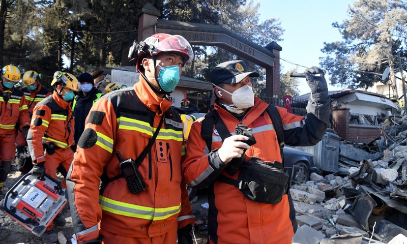 A joint rescue group encompassing members of China Search and Rescue Team and a search and rescue team from the Hong Kong Special Administrative Region (HKSAR) carry out rescue operation among earthquake debris in Antakya, southern province of Hatay, Türkiye, Feb. 14, 2023. (Photo: Xinhua)