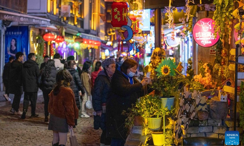 This photo taken on Feb. 15, 2023 shows a view of the crowded Laowaitan, a signature pedestrian street in Ningbo, east China's Zhejiang Province. As the temperature gradually rises, a series of activities such as night market and iron flowers, a performance of splashing molten iron to create fireworks, are held at Laowaitan to enrich the night life of citizens and tourists.(Photo: Xinhua)