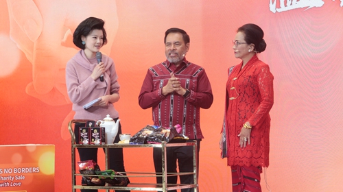 Indonesia: Indonesian Ambassador attends international charity sale