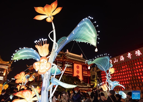 People watch a lantern show at Yu Garden in east China's Shanghai, Feb. 15, 2023. The lantern show lasted from Dec. 26, 2022 to Feb. 15, 2023, which attracted about four million visitors.(Photo: Xinhua)