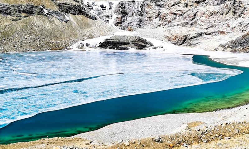 This photo taken with a mobile phone on Feb. 20, 2023 shows a view of an icy lake at the foot of Mount Qungmknag in Nyemo County of Lhasa, southwest China's Tibet Autonomous Region.(Photo: Xinhua)