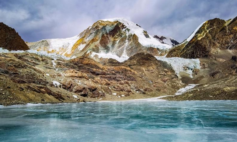 This photo taken with a mobile phone on Feb. 20, 2023 shows a view of an icy lake at the foot of Mount Qungmknag in Nyemo County of Lhasa, southwest China's Tibet Autonomous Region.(Photo: Xinhua)