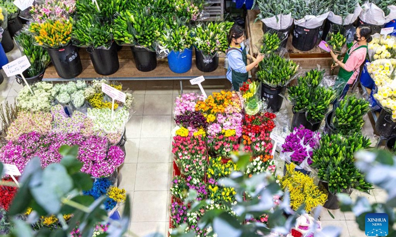 Workers pack flowers from southwest China's Yunnan province at the Pak Khlong Talat flower market in Bangkok, Thailand, Feb. 21, 2023. The deepening cooperation between Thailand and China under the Belt and Road Initiative (BRI) has benefited flower traders in both countries. Flowers grown and picked in southwest China's Yunnan Province can reach markets in Bangkok by cold chain transportation in about 40 hours.(Photo: Xinhua)