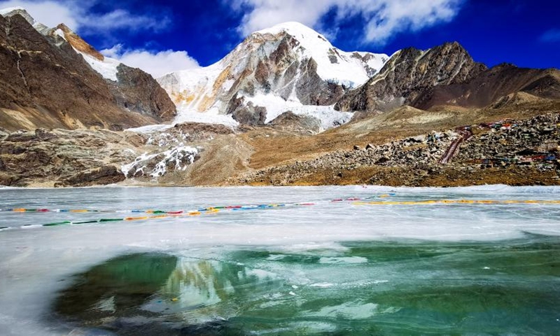 This photo taken with a mobile phone on Feb. 20, 2023 shows a view of an icy lake at the foot of Mount Qungmknag in Nyemo County of Lhasa, southwest China's Tibet Autonomous Region.(Photo: Xinhua)