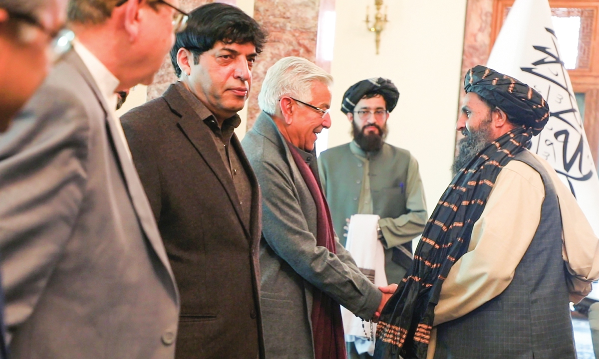 Acting Deputy Prime Minister of the Afghan caretaker government Mullah Abdul Ghani Baradarfor (right) shakes hands with Pakistani Defense Minister Khawaja Muhammad Asif during a meeting in Kabul, Afghanistan, on February 22, 2023. Asif was in Afghanistan that day seeking to resolve the closure, on February 19 by the Taliban administration, of a key border crossing between the two neighboring countries. Photo: VCG