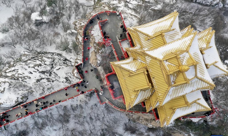 This aerial photo taken on Feb. 23, 2023 shows visitors enjoying the scenery of the Laojun Mountain scenic spot in Luanchuan County of Luoyang, central China's Henan Province. Official data showed that the city saw 10.31 million trips in January of 2023, generating 6.28 billion yuan (about 902.44 million U.S. dollars) in revenue, up 746.63 percent and 690.06 percent year on year respectively.(Photo: Xinhua)