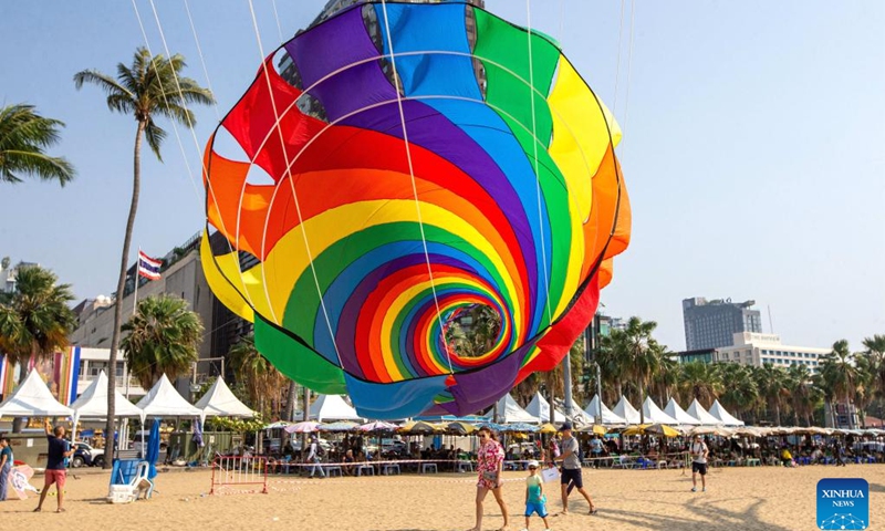 Tourists are seen at the beach in Pattaya, Thailand, Feb. 27, 2023. Kite enthusiasts and tourists gathered at Pattaya Beach to enjoy the international kite festival.(Photo: Xinhua)