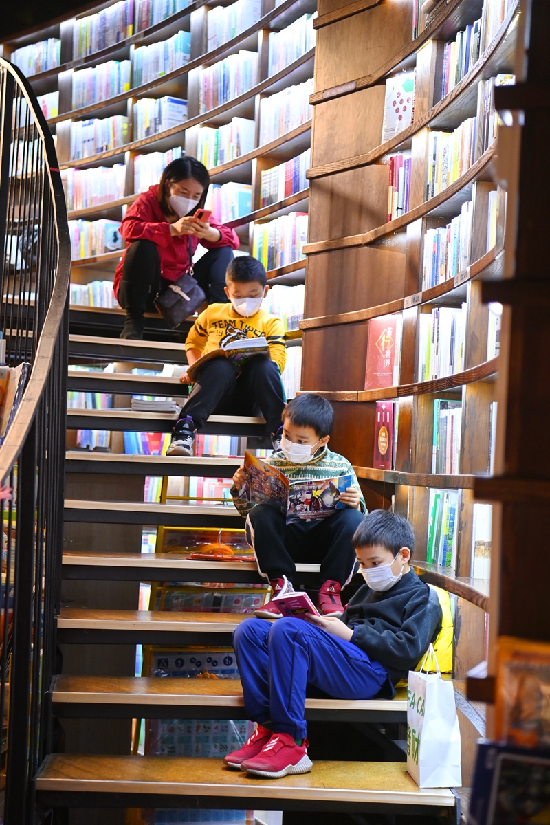 Kids read books in a bookstore in Beijing. Photo: VCG