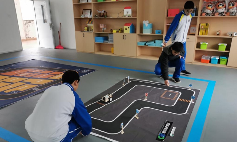 Students of the Ruyuan Ethnic Experimental School operate remote-controlled cars in a Future Classroom in Shaoguan, south China's Guangdong Province, Feb. 9, 2023.(Xinhua/Wang Feng)