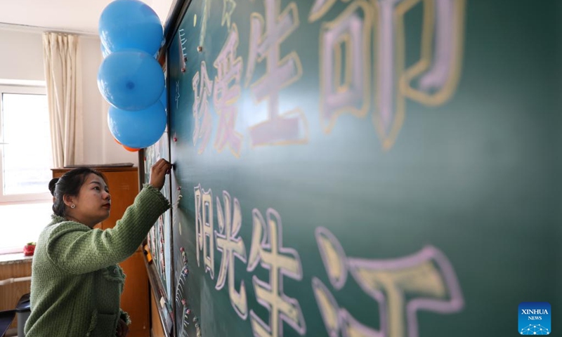 Teacher Liu Di prepares for the new semester in a classroom at Yifu elementary school in Tai'an County, northeast China's Liaoning Province, Feb. 28, 2023. Primary and secondary schools in Liaoning will begin a new semester on March 1.(Photo: Xinhua)