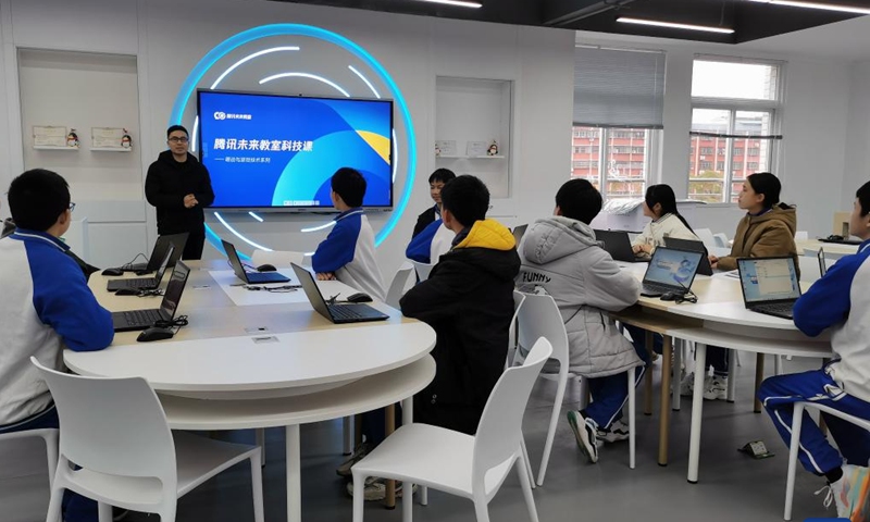 Students of the Ruyuan Ethnic Experimental School have a class in a Future Classroom in Shaoguan, south China's Guangdong Province, Feb. 9, 2023.(Xinhua/Wang Feng)