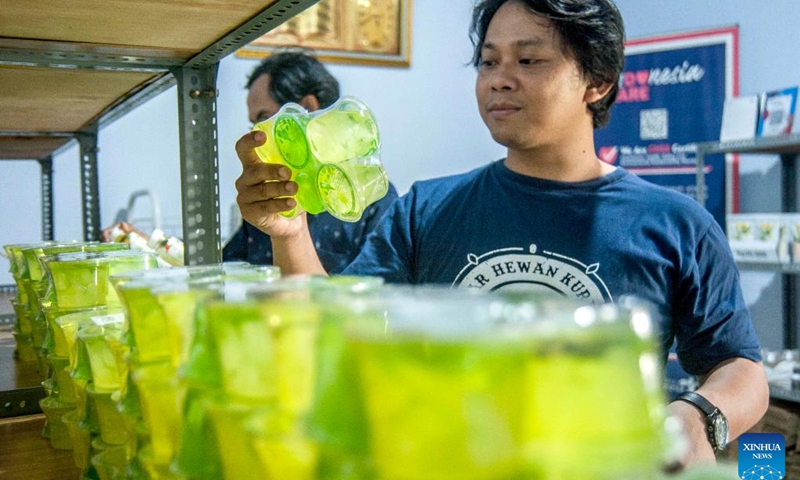 A man buys aloe vera drinks in Gunung Kidul district, Yogyakarta, Indonesia, March 6, 2023.(Photo: Xinhua)