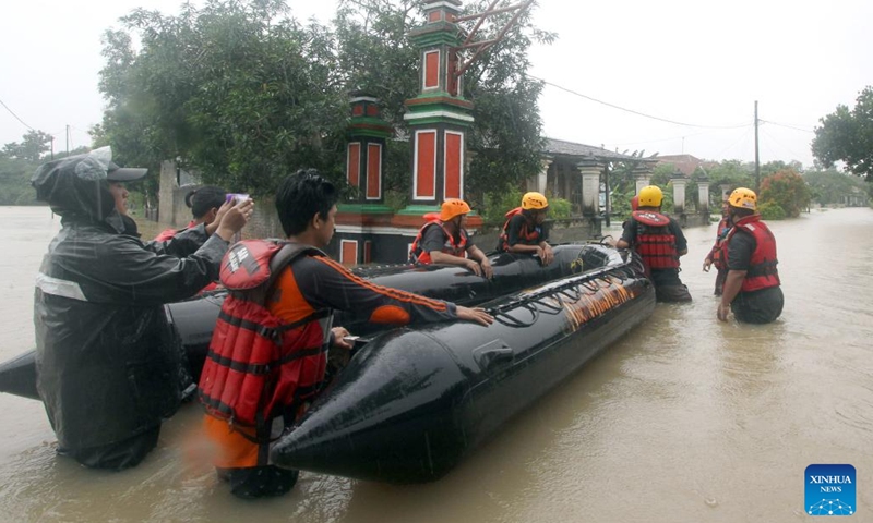 Members of a search and rescue team carry out an evacuation operation after heavy rainfall and overflow of the Bengawan Solo River in Sragen, Central Java, Indonesia, March 2, 2023.(Photo: Xinhua)