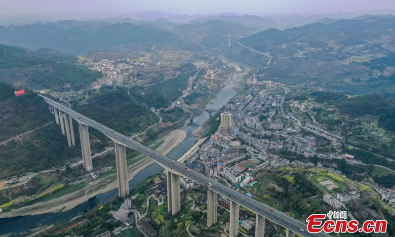 Photo taken on March 16, 2023 shows a bridge over Wujiang River in Wujiang County, Zuiyi, southwest China's Guizhou Province. (Photo: China News Service) 